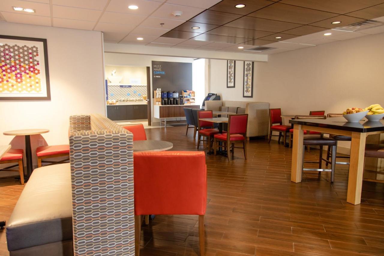 Holiday Inn Express Marshfield - Springfield Area By Ihg Ngoại thất bức ảnh